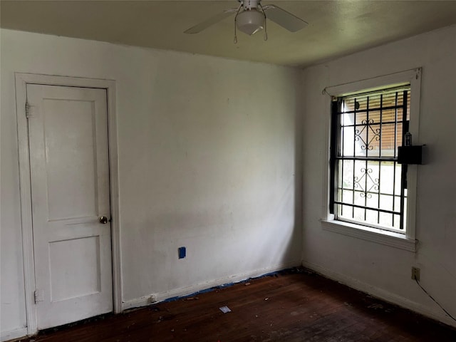 5326 Wenda St, Houston, TX 77033 - spare room featuring dark wood-style floors and a ceiling fan