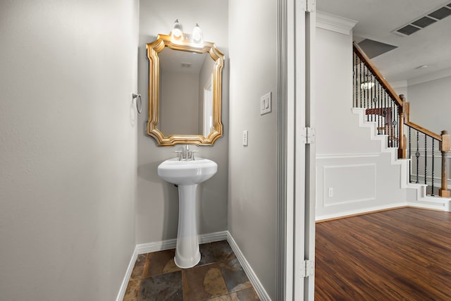 1517 Asbury St, Houston, TX 77007 - bathroom with ornamental molding