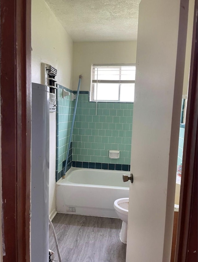 2712/2716 Berry St, Houston, TX 77004 - full bath with a textured ceiling, wood finished floors, and tub / shower combination