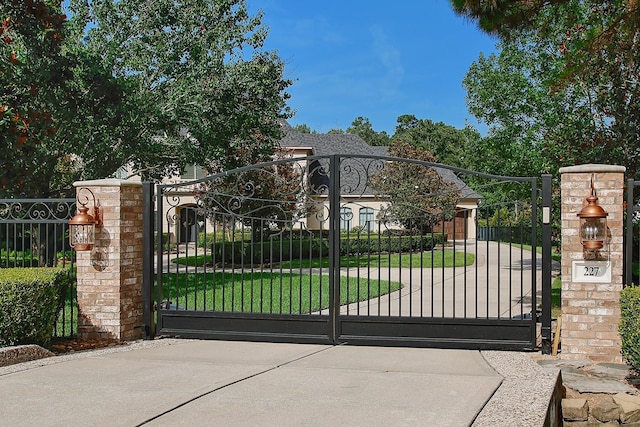 227 Starlight Pl, The Woodlands, TX 77380 - gate with a yard