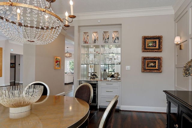 227 Starlight Pl, The Woodlands, TX 77380 - dining space featuring wine cooler, bar with sink, a chandelier, crown molding, and dark wood-type flooring