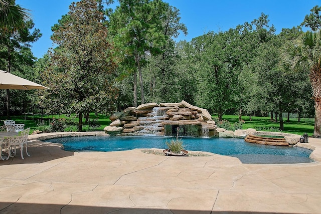 227 Starlight Pl, The Woodlands, TX 77380 - view of swimming pool featuring a patio area and a pool with connected hot tub