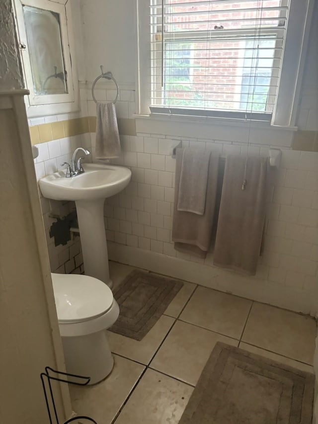 4301 Canal St, Houston, TX 77003 - half bathroom with tile patterned flooring and tile walls