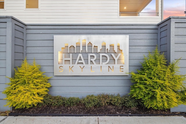 1812 Elysian St, Houston, TX 77026 - view of community sign
