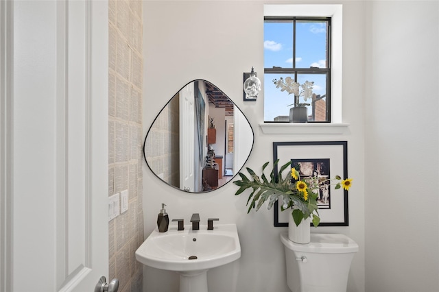 2614 Yoakum Blvd, Houston, TX 77006 - half bath featuring toilet and a sink