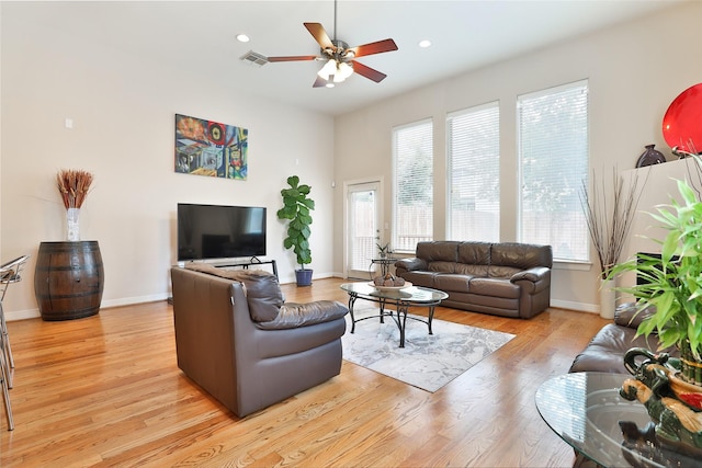 826 E 29th St, Houston, TX 77009 - living area featuring ceiling fan, light wood-style floors, and recessed lighting