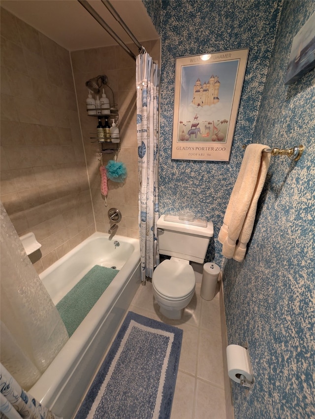 14453 Misty Meadow Ln, Houston, TX 77079 - full bath featuring tile patterned floors, shower / bath combo, and wallpapered walls