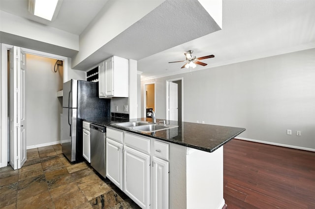 7575 Kirby Dr Unit 2204, Houston, TX 77030 - kitchen featuring stainless steel appliances, a peninsula, ceiling fan, and white cabinets