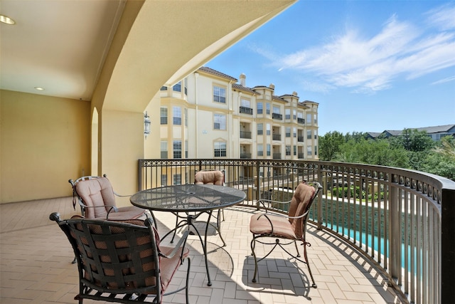 7575 Kirby Dr Unit 2204, Houston, TX 77030 - balcony featuring outdoor dining area