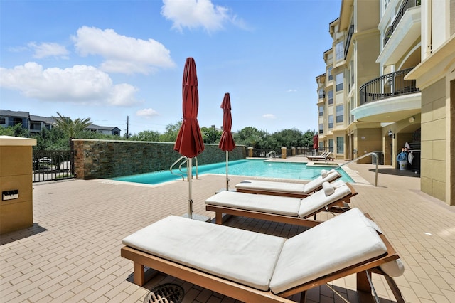 7575 Kirby Dr Unit 2204, Houston, TX 77030 - community pool featuring a patio area
