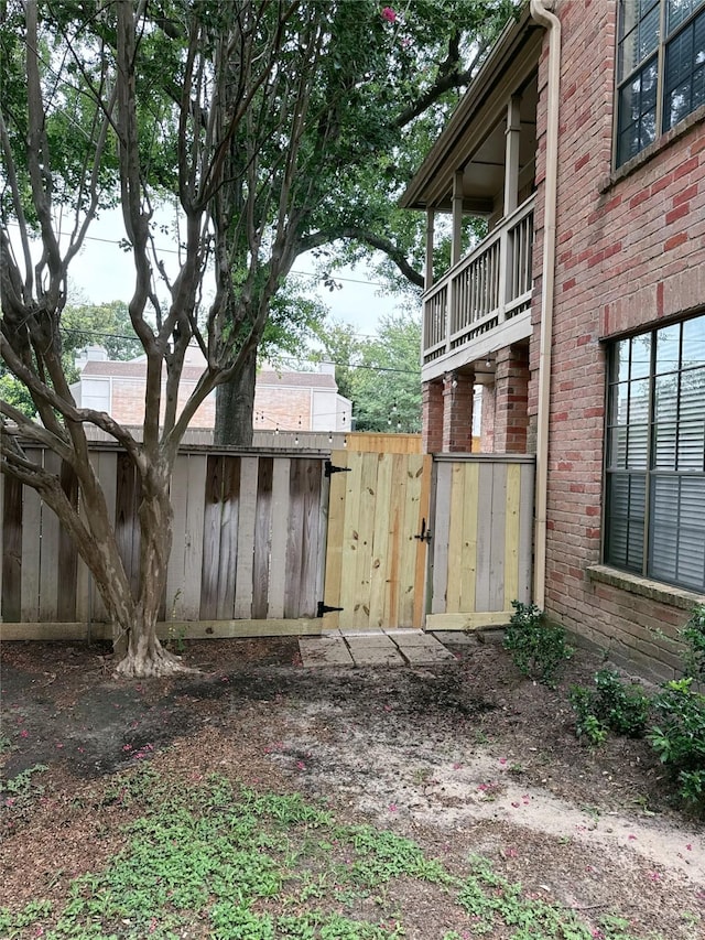 2255 Braeswood Park Dr Unit 145, Houston, TX 77030 - view of yard featuring a gate and a balcony