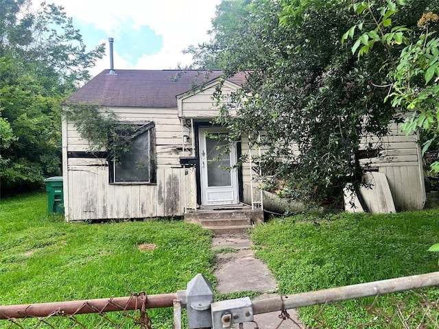 3511 Bain St, Houston, TX 77026 - view of front facade with a front lawn