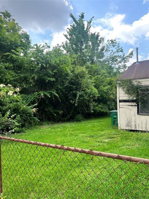 3511 Bain St, Houston, TX 77026 - view of yard