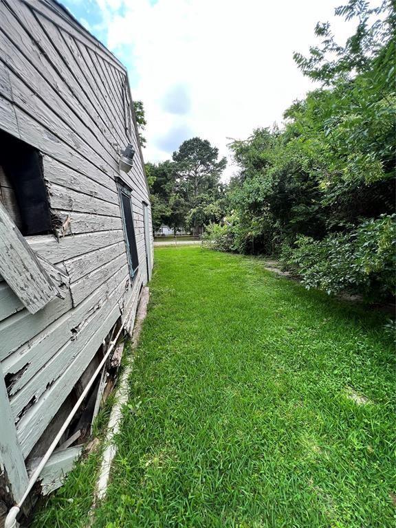 3511 Bain St, Houston, TX 77026 - view of grassy yard