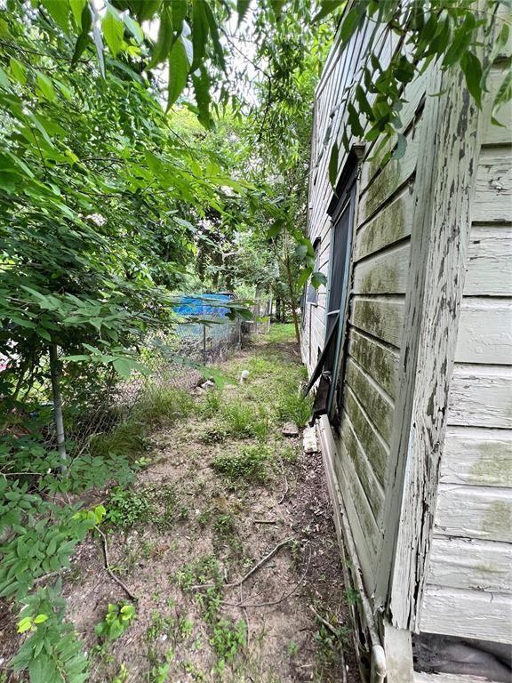 3511 Bain St, Houston, TX 77026 - view of yard