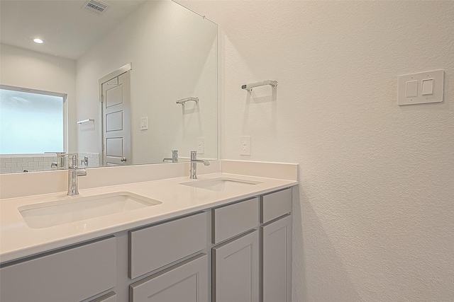 1815 Sandy Trail Ln, Rosenberg, TX 77469 - full bath featuring double vanity and recessed lighting