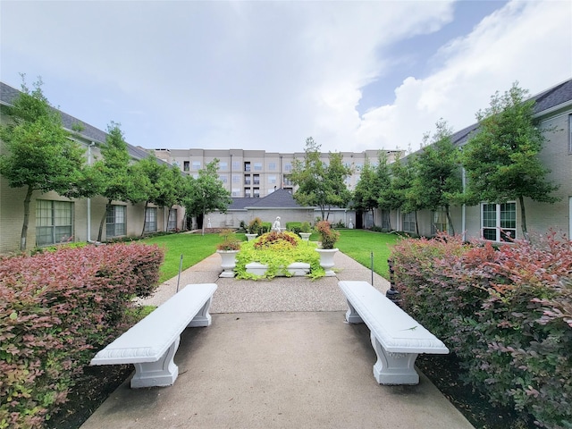 2600 Bellefontaine St Unit A21, Houston, TX 77025 - surrounding community featuring a lawn and a patio area