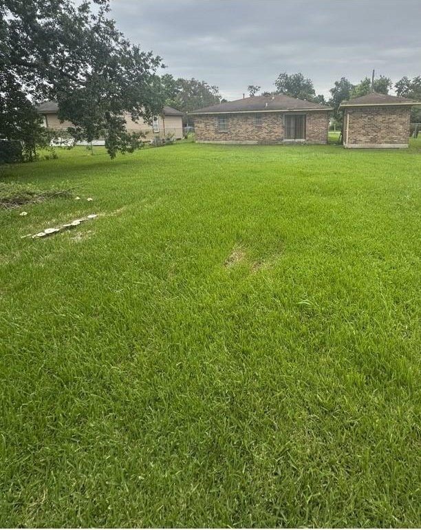 4625 Los Angeles St, Houston, TX 77026 - view of green lawn