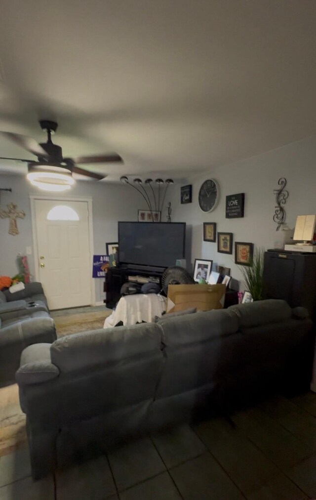 3201 Stallings Dr, Houston, TX 77088 - living room featuring a ceiling fan