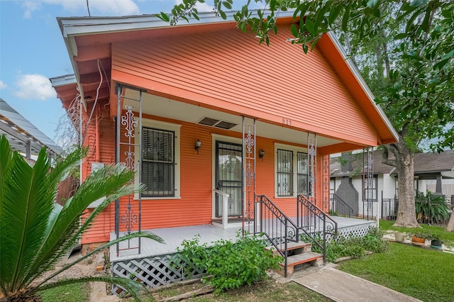 512 Threlkeld St, Houston, TX 77007 - view of front of property with covered porch and a front yard
