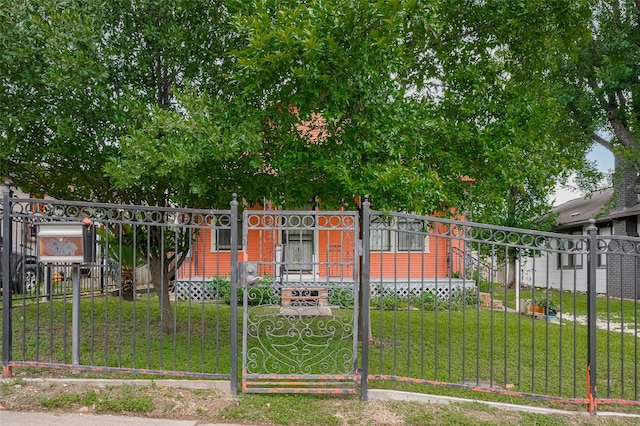 512 Threlkeld St, Houston, TX 77007 - view of front facade with a fenced front yard and a gate