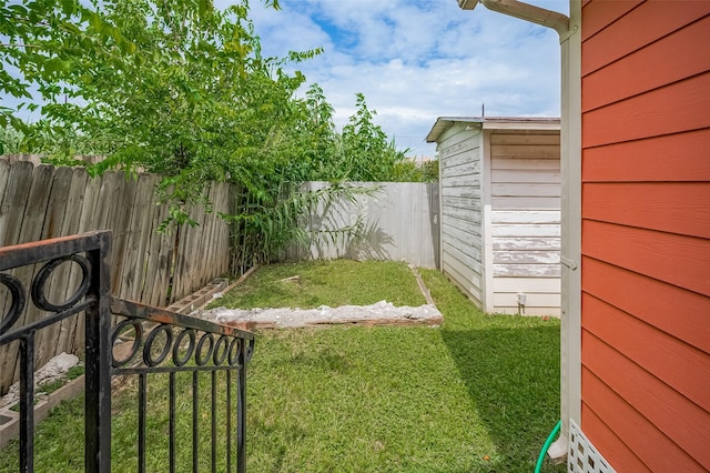 512 Threlkeld St, Houston, TX 77007 - view of fenced backyard