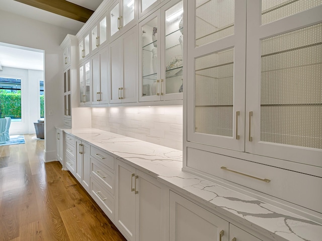 518 Hallie Dr, Houston, TX 77024 - bar area with backsplash and light wood-style flooring