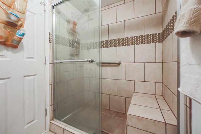7642 Candlegreen Ln, Houston, TX 77071 - full bathroom featuring a shower stall