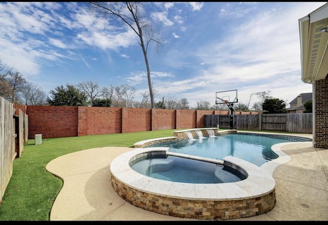 5011 Anthony Springs Ln, Sugar Land, TX 77479 - view of swimming pool featuring a pool with connected hot tub and a fenced backyard