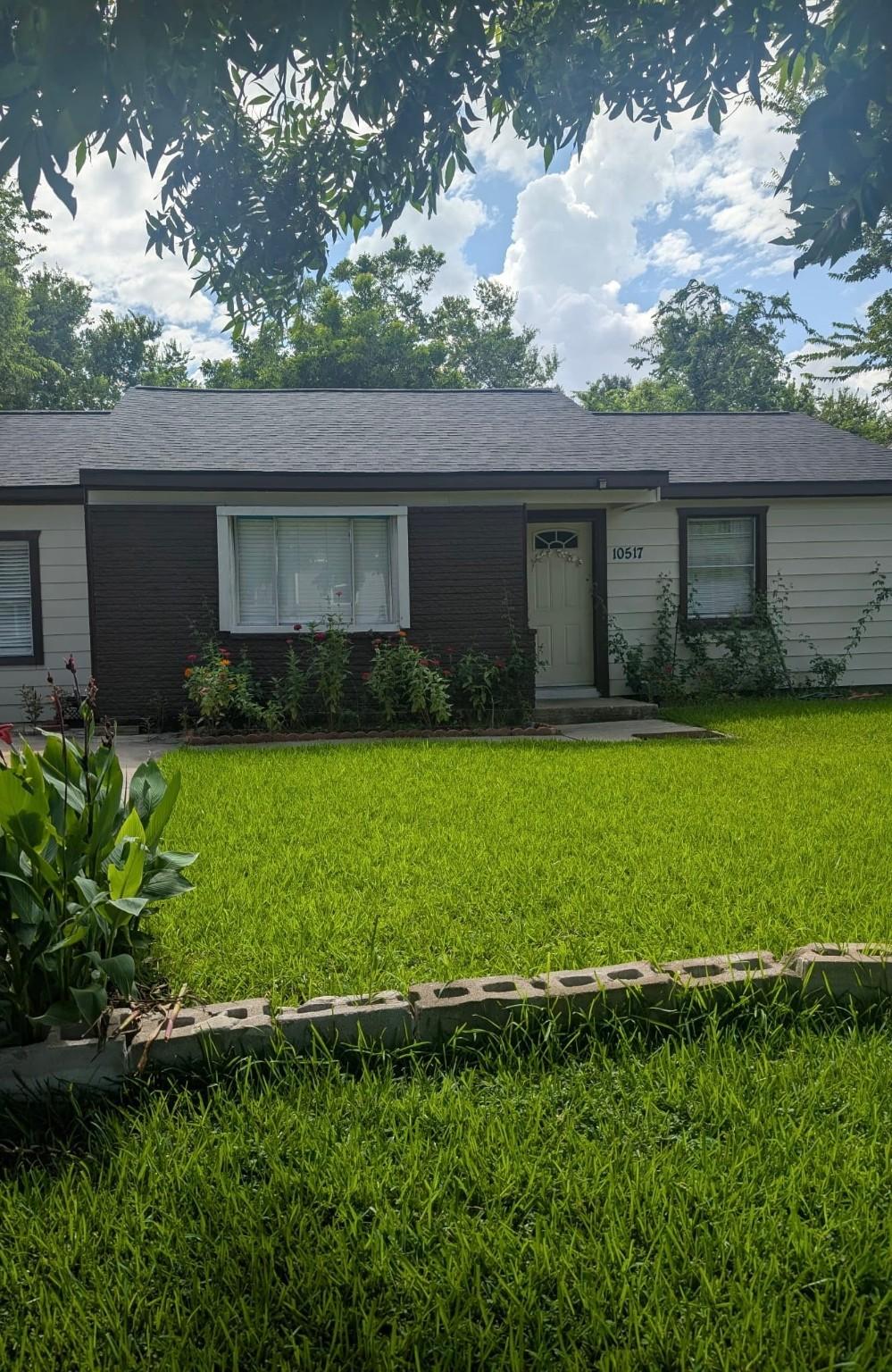 10517 Fairland Dr, Houston, TX 77051 - ranch-style house featuring a front yard
