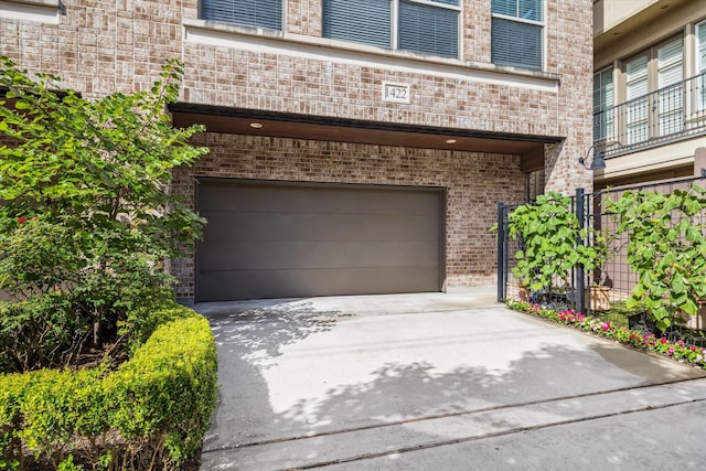 1422 Rosedale St, Houston, TX 77004 - garage featuring driveway