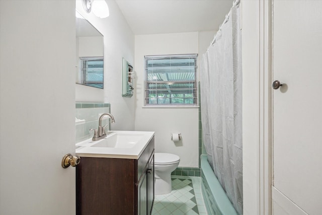 2110 Chippendale Rd, Houston, TX 77018 - bathroom featuring vanity, tile patterned floors, and shower / bath combo