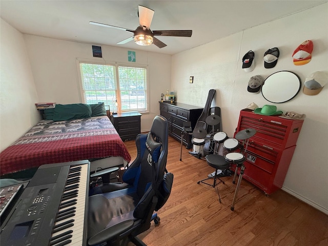 132 Daisy St, Lake Jackson, TX 77566 - bedroom with wood finished floors, an office area, and a ceiling fan