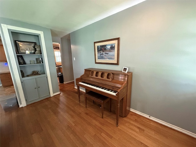 132 Daisy St, Lake Jackson, TX 77566 - sitting room featuring wood finished floors and baseboards