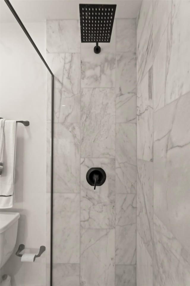 5555 Del Monte Dr Unit T24, Houston, TX 77056 - bathroom with a tile shower