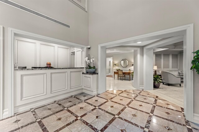 5555 Del Monte Dr Unit T24, Houston, TX 77056 - entryway with inlaid floor details and a towering ceiling