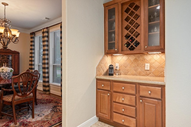 5222 Arcadia Glen Ln, Katy, TX 77494 - bar area with a chandelier, backsplash, crown molding, and decorative light fixtures
