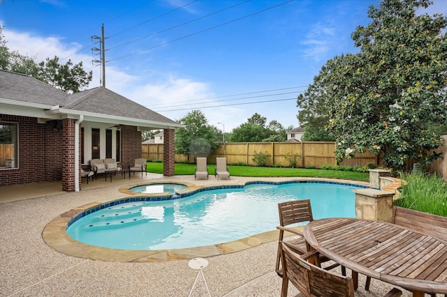 5222 Arcadia Glen Ln, Katy, TX 77494 - view of swimming pool featuring a patio, a fenced backyard, a pool with connected hot tub, and outdoor lounge area