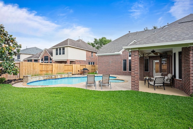 5222 Arcadia Glen Ln, Katy, TX 77494 - view of swimming pool featuring ceiling fan, a fenced backyard, a patio, an in-ground hot tub, and an outdoor hangout area