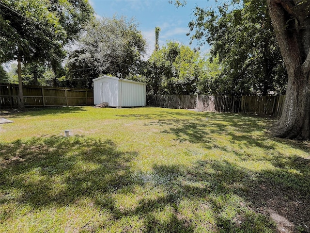 4521 Kingsbury St, Houston, TX 77021 - fenced backyard featuring a shed