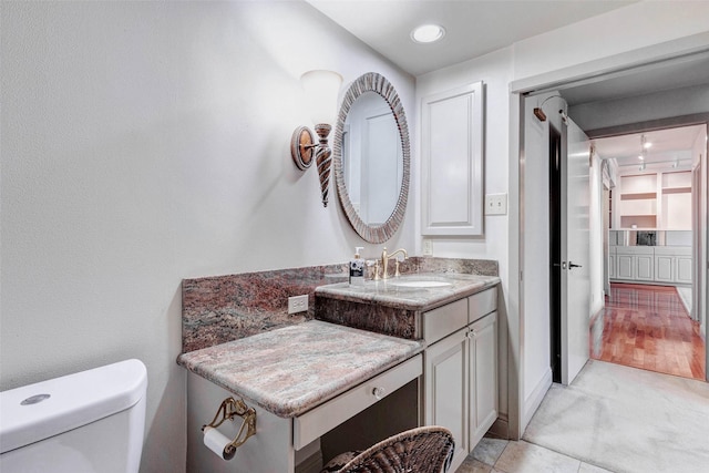 49 Briar Hollow Ln Unit 1801, Houston, TX 77027 - bathroom with toilet and vanity