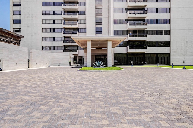 49 Briar Hollow Ln Unit 1801, Houston, TX 77027 - view of apartment building / complex
