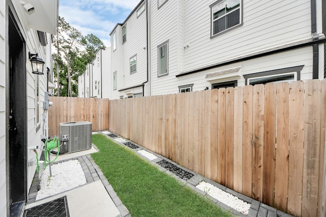 5502 Wheatley St Unit B, Houston, TX 77091 - view of fenced backyard