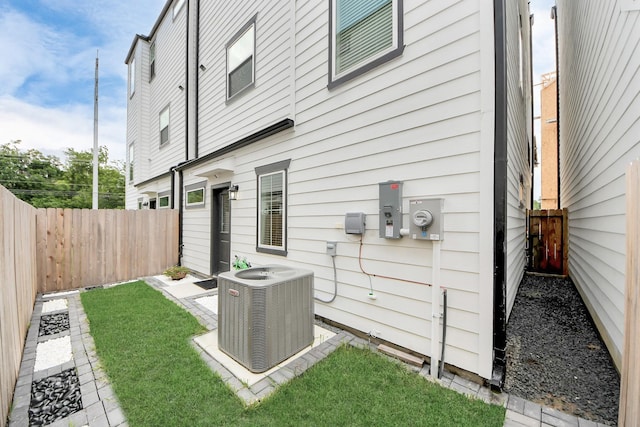 5502 Wheatley St Unit B, Houston, TX 77091 - rear view of property with a fenced backyard