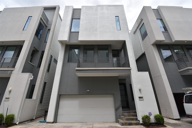 5638 Petty St Unit B, Houston, TX 77007 - view of building exterior featuring a garage and driveway