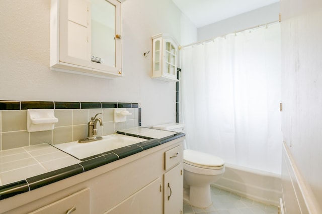 7111 Oak Village Dr, Houston, TX 77396 - full bath featuring vanity, tasteful backsplash, shower / tub combo with curtain, and tile patterned flooring