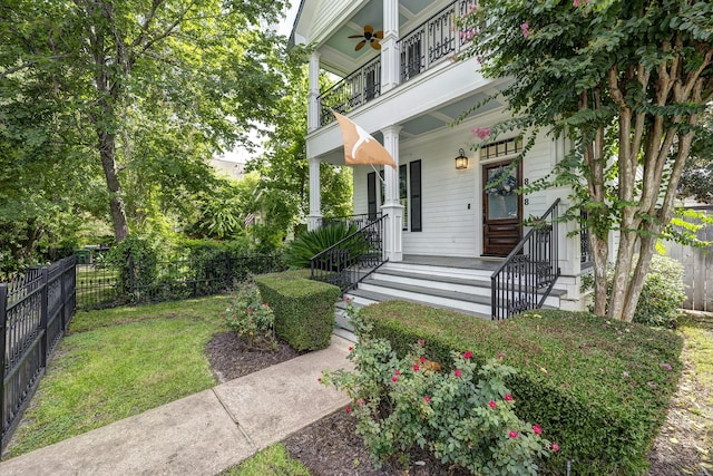 818 Waverly St, Houston, TX 77007 - entrance to property featuring a balcony, a ceiling fan, and a porch