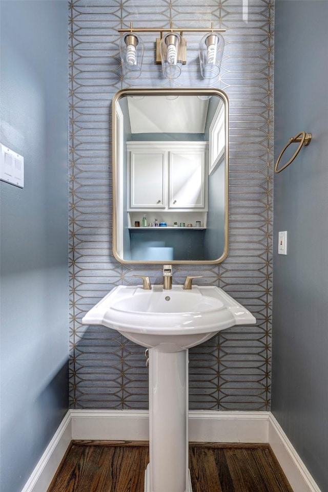 818 Waverly St, Houston, TX 77007 - half bathroom with baseboards
