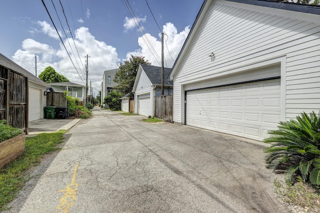 818 Waverly St, Houston, TX 77007 - view of asphalt road