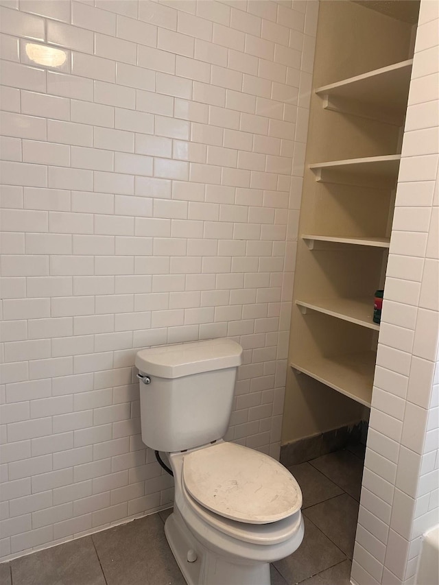 2122 Kowis St, Houston, TX 77093 - bathroom featuring tile patterned flooring and pet washing station